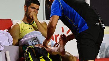 Carlos Alcaraz gesticula tras sufrir una torcedura de tobillo contra Thiago Monteiro en Río de Janeiro.