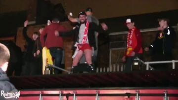 Delirio total en Anfield Road con los fans: hay uno que se quita la ropa subido a una marquesina