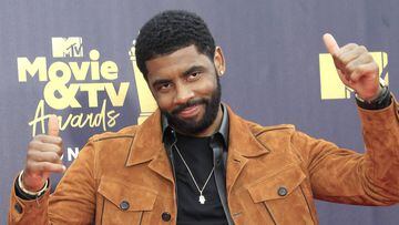 NPX01. Santa Monica (United States), 16/06/2018.- US NBA basketball player Kyrie Irving arrives for the 2018 MTV Movie and TV Awards at the Barker Hanger in Santa Monica, California, USA, 16 June 2018 (issued 18 June 2018). The movies are nominated by producers and executives from MTV and the winners are chosen online by the general public. (Baloncesto, Estados Unidos) EFE/EPA/NINA PROMMER