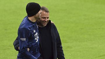 Hans-Dieter Flick con Javi Mart&iacute;nez en el Bayern Munich.