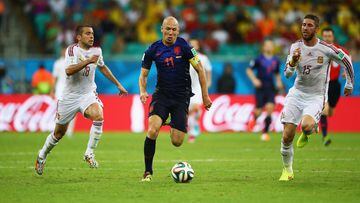 Jordi Alba y Sergio Ramos persiguen a Arjen Robben en el Espa&ntilde;a-Holanda de la primera jornada de la fase de grupos del Mundial de Brasil 2014.