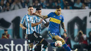 AVELLANEDA, ARGENTINA - AUGUST 14: Martin Payero of Boca Juniors fights for the ball with Carlos Alcaraz of Racing Club during a Liga Profesional 2022 match between Racing Club and Boca Juniors at Presidente Peron Stadium on August 14, 2022 in Avellaneda, Argentina. (Photo by Marcelo Endelli/Getty Images)