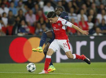 Arsenal's Hector Bellerin in action with Paris Saint-Germain's Blaise Matuidi