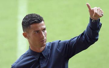 Juventus' Portuguese forward Cristiano Ronaldo gives a thumbs up as he walks around the Mestalla stadium in Valencia on September 18, 2018 on the eve of the UEFA Champions League football match between Valencia CF and Juventus.