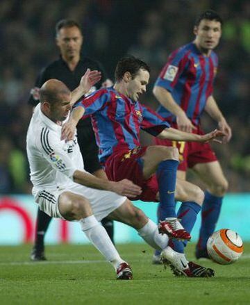 Zidane cometió tres faltas, pero recibió cuatro. En la imagen pugna con Iniesta.