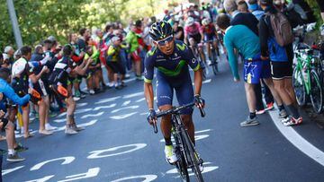 Nairo Quintana trata de soltar a Tom Dumoulin y Vincenzo Nibali durante la subida a Oropa en la 14&ordf; etapa del Giro de Italia.