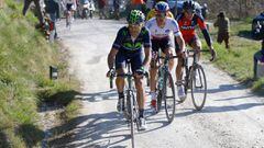Alejandro Valverde rueda junto a Zdenek Stybar y Greg Van Avermaet en la Strade Bianche de 2015.