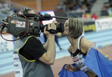 La atleta de Estoani, Ksenija Balta, besa la cámara.