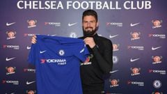 Giroud con la camiseta del Chelsea. 