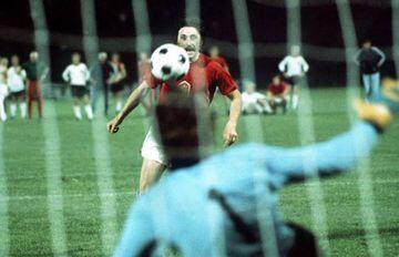 Panenka chips the winning penalty over Maier in the shoot-out. Czechoslovakia v West Germany, European Nations Cup Final 1976. Credit: Colorsport/ Olympia.