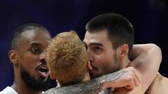 European Championship, Spain - Finland, knockout round, quarterfinals, Mercedes-Benz Arena, Lorenzo Brown (l), Alberto Diaz (M) and Juancho Hernangomez (r, Spain) hug each other after the game.