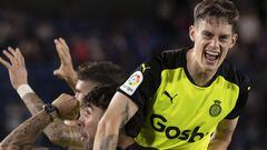 Los jugadores del Girona C.F celebran el ascenso de su equipo a primera división tras derrotar al Tenerife en el encuentro que han disputado este domingo en el estadio Heliodoro Rodríguez López, en Santa Cruz de Tenerife.