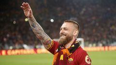 Roma&#039;s Daniele De Rossi greets supporters at the end of the Serie A soccer match between Roma and Parma at the Olimpyc stadium in Rome, Sunday, May 26, 2019. De Rossi played his last game with Roma. (Riccardo Antimiani/ANSA via AP)