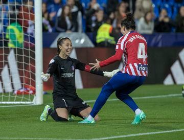 Las rojiblancas, campeonas de la Copa de la Reina tras ganar al Madrid en la tanda de penaltis. En la imagen, Lola Gallardo y Van Dongen.