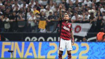 Arturo Vidal batalló en empate entre Corinthians y Flamengo