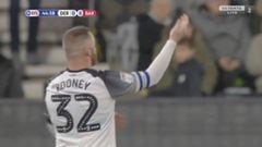 Primer partido de Rooney como jugador-entrenador en segunda inglesa y hace esta genialidad