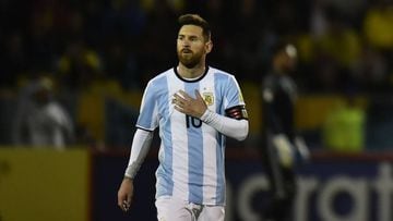 Argentina&#039;s Lionel Messi gestures during their 2018 World Cup qualifier football match against Ecuador in Quito, on October 10, 2017. / AFP PHOTO / Pablo COZZAGLIO