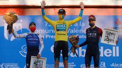 Vlasov, ganador de la Vuelta a Valencia, acompa&ntilde;ado en el podio por Evenepoel y Carlos Rodr&iacute;guez.