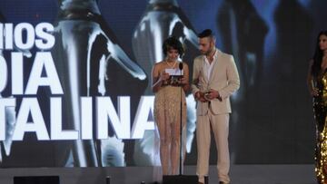 Presentando los premios India Catalina, el actor Diego Cadavid y la actriz Majida Issa