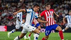 Jon Karrikaburu (i) de La Real Sociedad disputa el balón con Ilias Kostis (d) del Atlético de Madrid hoy durante el partido amistoso entre ambos equipos, parte de La Liga Summer Tour 2023, disputado hoy en el Estadio BBVA de la ciudad de Monterrey (México).
