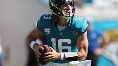 JACKSONVILLE, FLORIDA - OCTOBER 15: Trevor Lawrence #16 of the Jacksonville Jaguars looks to pass during the third quarter against the Indianapolis Colts at EverBank Stadium on October 15, 2023 in Jacksonville, Florida.   Mike Carlson/Getty Images/AFP (Photo by Mike Carlson / GETTY IMAGES NORTH AMERICA / Getty Images via AFP)