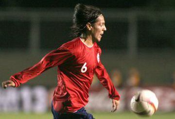 Alcanzó a jugar un solo partido por la UC, donde hizo las inferiores. Sin embargo, fue desechado y relanzó su carrera en Deportes Temuco. 