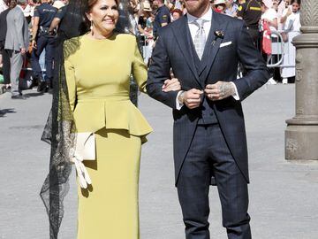 Sergio Ramos arrives at the cathderal of Sevilla with his mother, Paqui García.