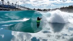 Jesse Billauer surfeando una ola en el Kelly Slater Surf Ranch