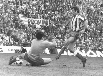 Vistió la camiseta del Atlético de Madrid desde 1964 hasta 1974. 