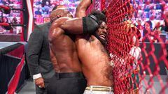 Bobby Lashley ataca a Xavier Woods en Raw.