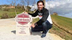 Fabian Cancellara posa con el monolito de su tramo de sterrato en la Strade Bianche.