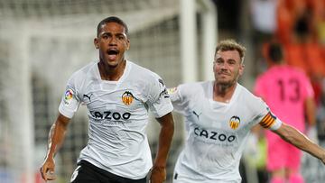 Samuel Lino muestra su alegría tras marcar un gol con el Valencia.