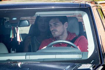 Sara Carbonero, Iker Casillas y su recién nacido hijo Lucas abandonando el Hospital Ruber de Madrid.