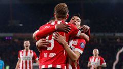 Hirving Lozano asiste en el gol del triunfo del PSV