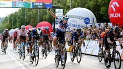 Tim Merlier celebra su triunfo en la 7ª etapa del Tour de Polonia 2023.