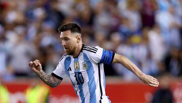 HARRISON, NEW JERSEY - SEPTEMBER 27: Lionel Messi #10 of Argentina controls the ball in the second half against Jamaica at Red Bull Arena on September 27, 2022 in Harrison, New Jersey. Argentina defeated Jamaica 3-0.   Elsa/Getty Images/AFP