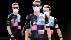 Los ciclistas del EF Education First Nippo, con su nuevo maillot durante la presentaci&oacute;n de los equipos del Giro de Italia 2021.