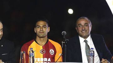 Falcao Garc&iacute;a junto a Abdurrahim Albayrak en la presentaci&oacute;n de los refuerzos de Galatasaray.