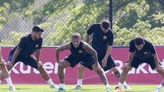Neymar trains with his Barcelona colleagues.