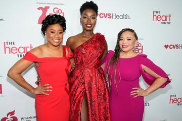 Phoebe Robinson, de izquierda a derecha, Folake Olowofoyeku y Tisha Campbell asisten al concierto Go Red for Women Red Dress Collection de la American Heart Association.
