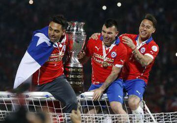 Gary Medel celebrando con el título de la Copa América. En la histórica obtención del trofeo, Medel marcó un tanto y fue uno de los pilares en la defensa chilena.