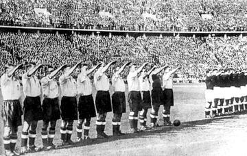 Saludo nazi de la selección inglesa de fútbol durante un encuentro frente a la selección alemana en 1938. Los ingleses se enfrentaban a los germanos en un contexto político bastante agitado.