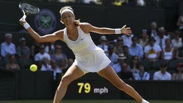 Victoria Azarenka rdevuelve una bola ante Heather Watson en Wimbledon.