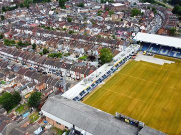 Esta curiosa imagen muestra una vista aérea de Kenilworth Road, el peculiar estadio del Luton Town, al que se accede a través de un patio de vecinos del poblado de Luton, en Bedfordshire (Inglaterra). El conjunto inglés es el primer club en pasar de la Quinta División a la máxima categoría de la Premier League en solo nueve años.