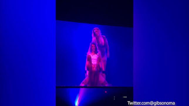 Carli Lloyd recibe sensual regalo en concierto de Jennifer López