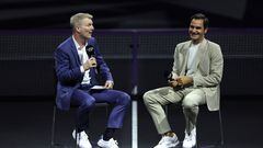 Jim Courier entrevista a Roger Federer en el primer día de competición de la Laver Cup.