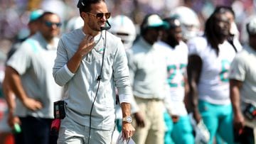 Why Mike McDaniel wears a sweatshirt during Miami Dolphins practice