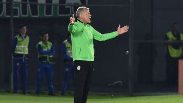 Atletico Nacional's Brazilian head coach Paulo Autuori gestures during the Copa Libertadores group stage second leg football match between Paraguay's Olimpia and Colombia's Atletico Nacional at the Defensores del Chaco stadium in Asuncion on June 8, 2023. (Photo by NORBERTO DUARTE / AFP)