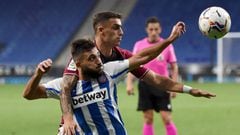 BARCELONA, SPAIN - SEPTEMBER 12: Matias Vargas of RCD Espanyol is challenged by Carlos Isaac Munoz of Albacete Balompie during the La Liga SmartBank match between Espanyol and Albacete at RCD Stadium on September 12, 2020 in Barcelona, Spain. (Photo by Al