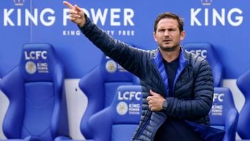 Chelsea&#039;s English head coach Frank Lampard gestures on the touchline during the English FA Cup quarter-final football match between Leicester City and Chelsea at King Power Stadium in Leicester, central England on June 28, 2020. (Photo by Tim Keeton 